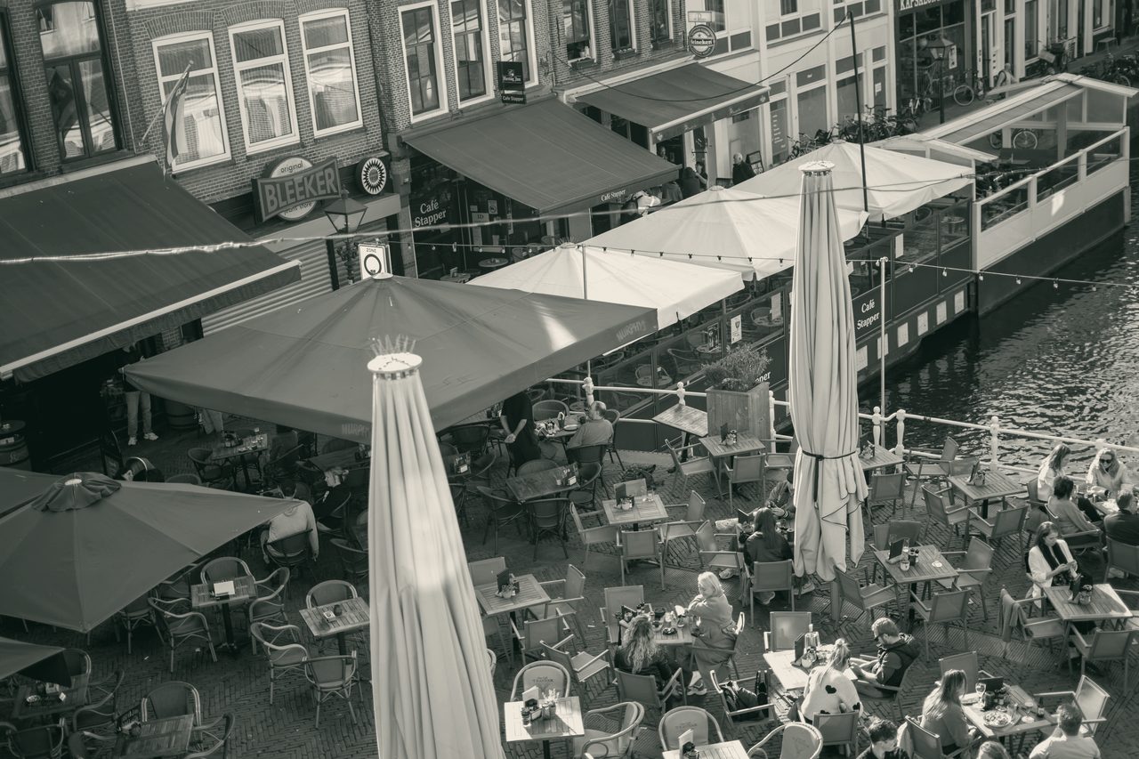Terrassen langs het Verdronkenoord bij de Platte Stenen Brug in Alkmaar