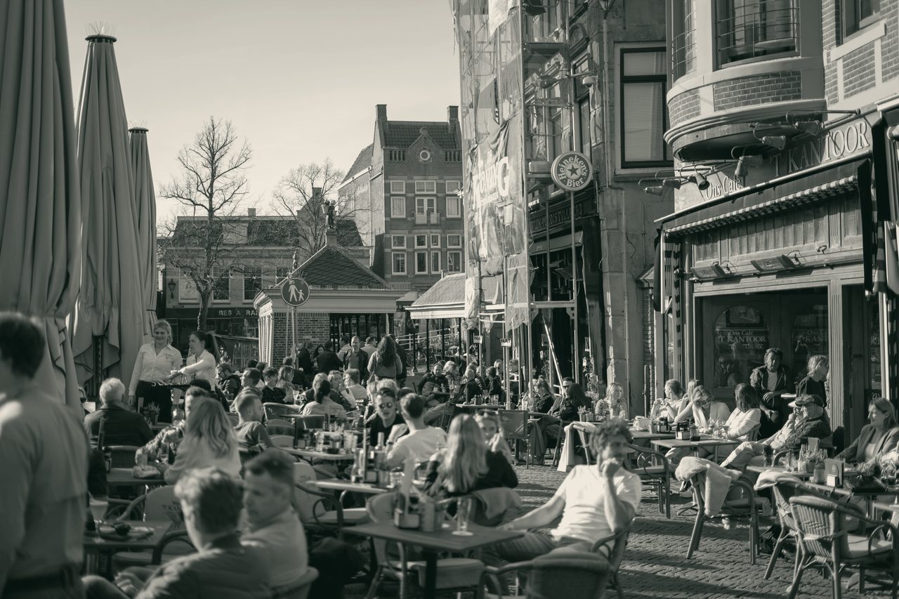 Volle zonnige terrassen op de Platte Stenen Brug in Alkmaar
